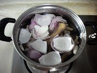 番茄洋葱凤爪汤,洋葱和鸡脚放入煮锅中。