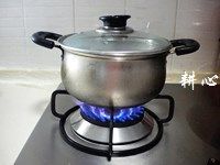 番茄洋葱凤爪汤,盖锅盖，大火煮滚。