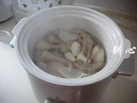 番茄洋葱凤爪汤,倒入电炖锅中。