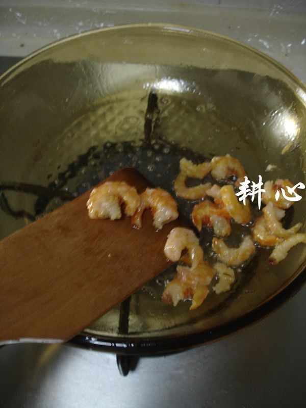 香菇炒松花菜,铲起虾米,待用。