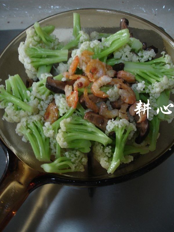 香菇炒松花菜,放入虾米,煸炒均匀。