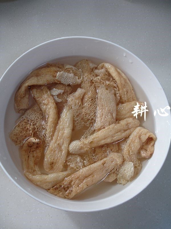 竹荪草鸭汤,<a style='color:red;display:inline-block;' href='/shicai/ 237'>竹荪</a>泡发,期间不间断更换清水,择洗干净,切段、沥干,待用。
