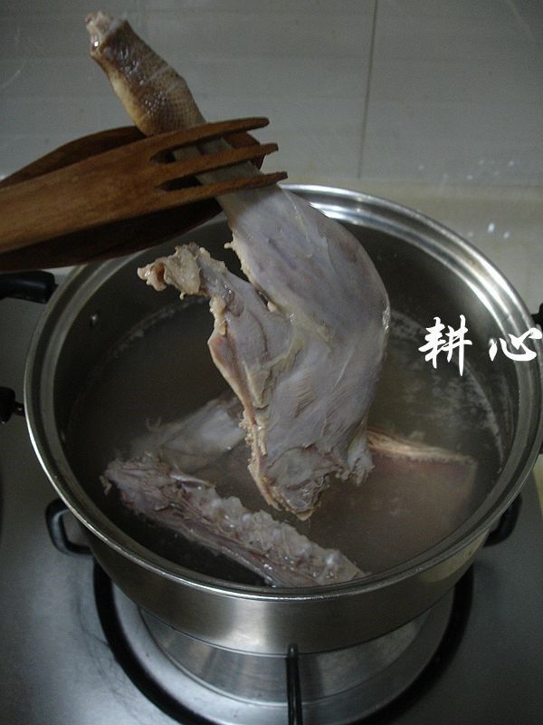 竹荪草鸭汤,草鸭去皮,洗净,焯烫一下。