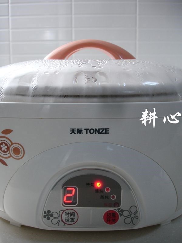 竹荪草鸭汤,通电,选择快炖键,调制时间为2小时。