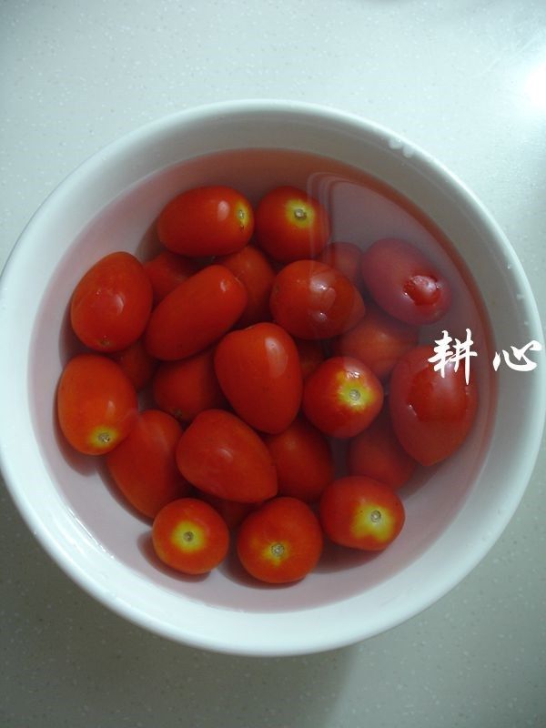 圣女果鸡肉煲,<a style='color:red;display:inline-block;' href='/shicai/ 3438'>圣女果</a>用淡盐水浸泡30分钟，择洗干净，沥干。