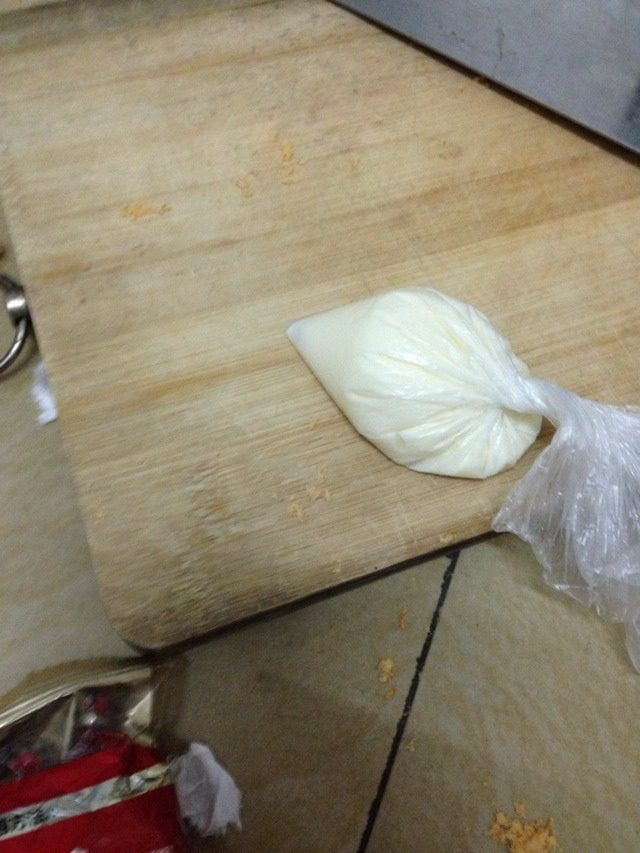 入门级 肉松寿司,把酱挤出来在保鲜袋
