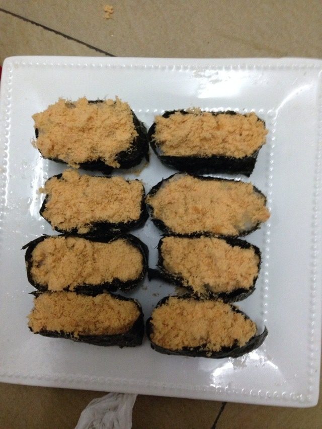 入门级 肉松寿司,然后，先包边，铺肉松
