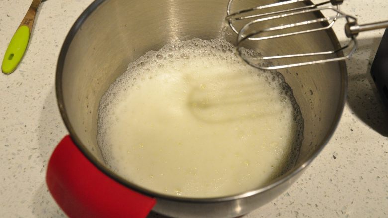 日式豆乳盒子蛋糕,电动打蛋器以中速打至粗性发泡,加入1/3的细砂糖。