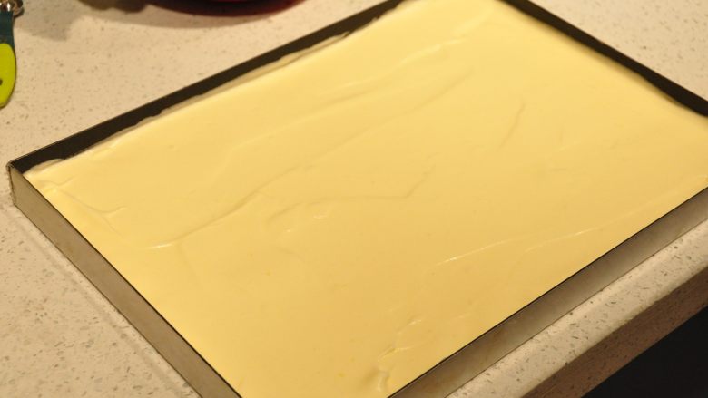 日式豆乳盒子蛋糕,均匀的铺满整个烤盘,烤箱提前预热170度,上下火,中层,烘烤18-20分钟左右。