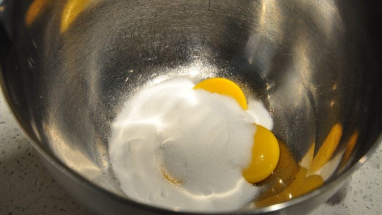 日式豆乳盒子蛋糕,接下来制作豆乳酱,细砂糖全部加入到蛋黄中。