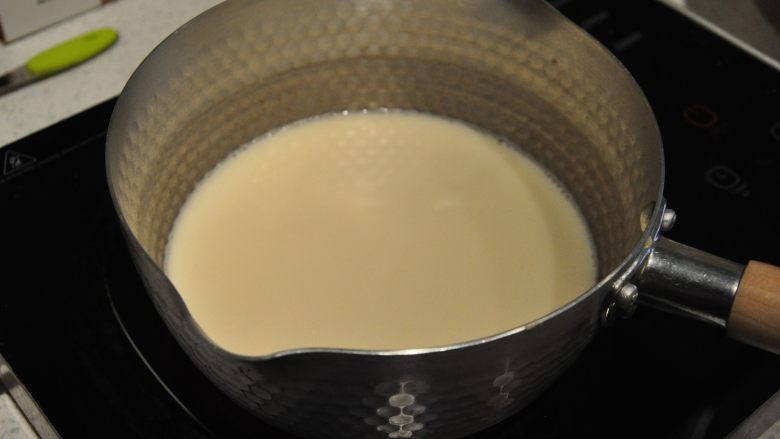 日式豆乳盒子蛋糕,取一奶锅,倒入豆浆进行加热。