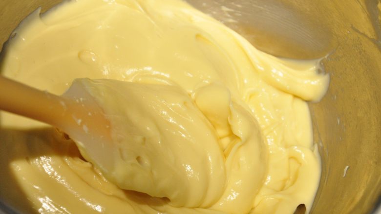 日式豆乳盒子蛋糕,混合好的豆乳酱光滑、细腻,呈浓稠状。
