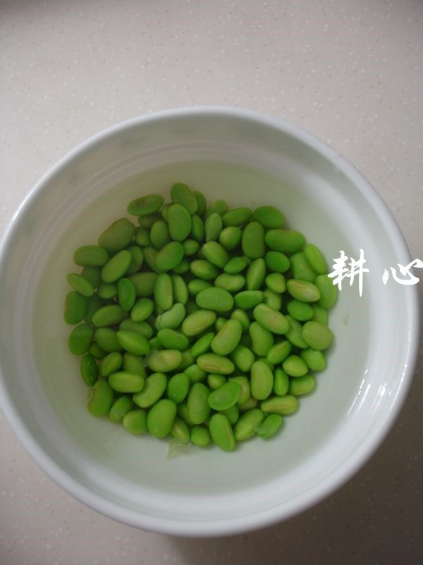 虾酱排骨粉丝煲,<a style='color:red;display:inline-block;' href='/shicai/ 67'>毛豆</a>用清水洗净,沥干,待用。