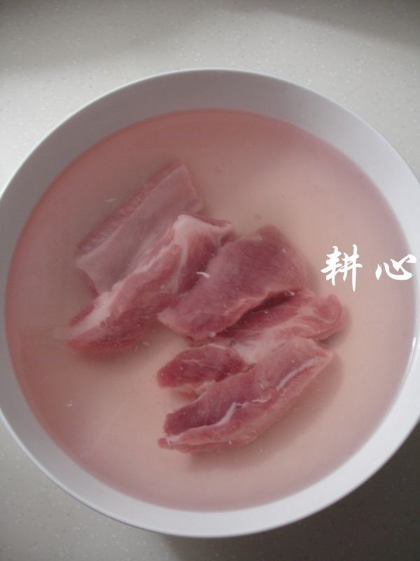 虾酱排骨粉丝煲,<a style='color:red;display:inline-block;' href='/shicai/ 959'>肋排</a>浸泡30分钟,去血水。
