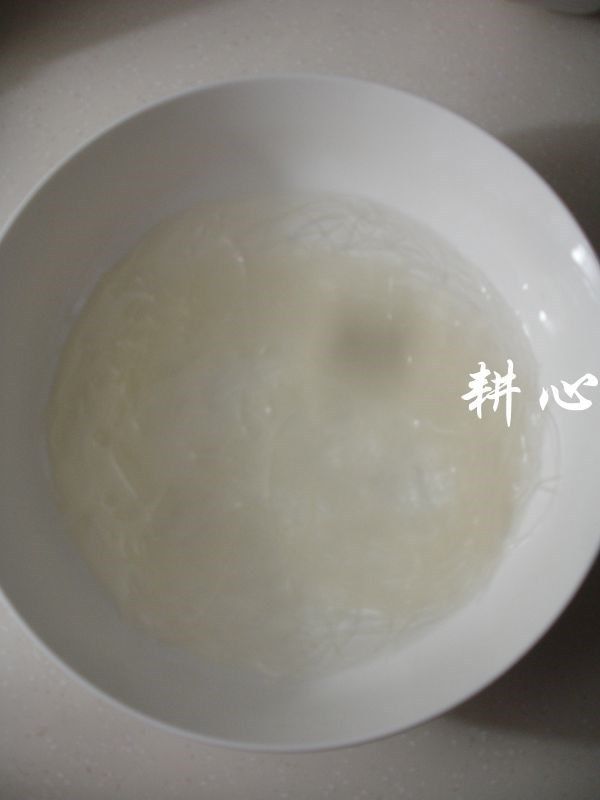 虾酱排骨粉丝煲,<a style='color:red;display:inline-block;' href='/shicai/ 523'>粉丝</a>用温水泡软,沥干。
