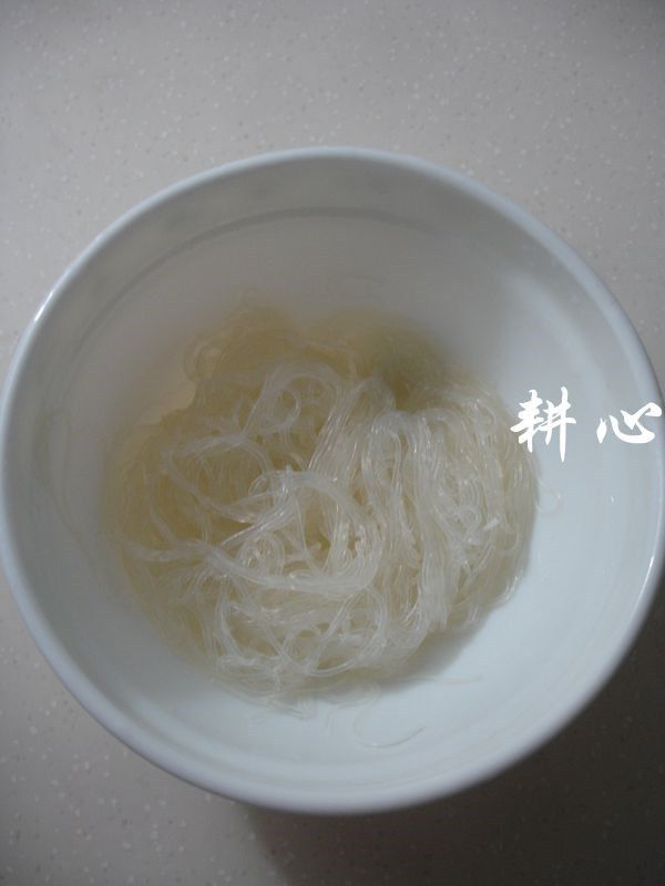 虾酱排骨粉丝煲,拌匀,腌制一会。