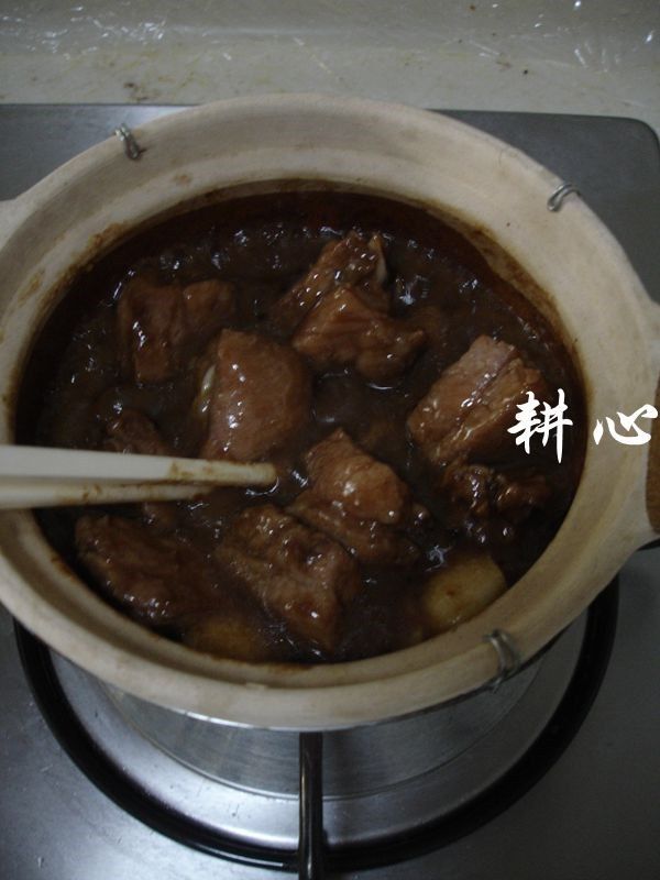 虾酱排骨粉丝煲,小火煲至肋排熟透。