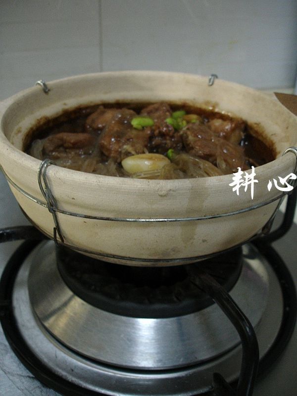 虾酱排骨粉丝煲,揭盖熄火,盛出享用。