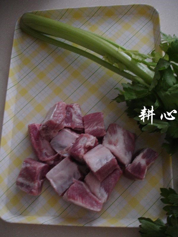西芹蒸排骨,食材图