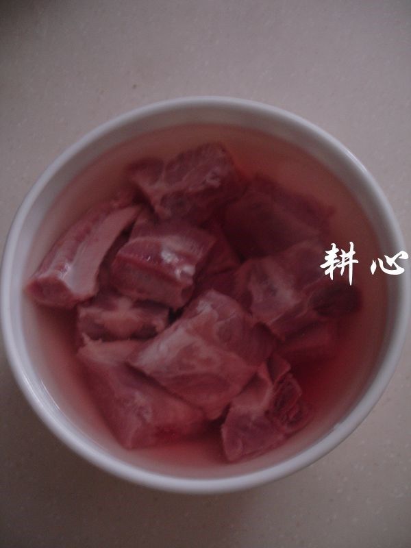 西芹蒸排骨,<a style='color:red;display:inline-block;' href='/shicai/ 959'>肋排</a>洗净,用清水浸泡一会,去血水。