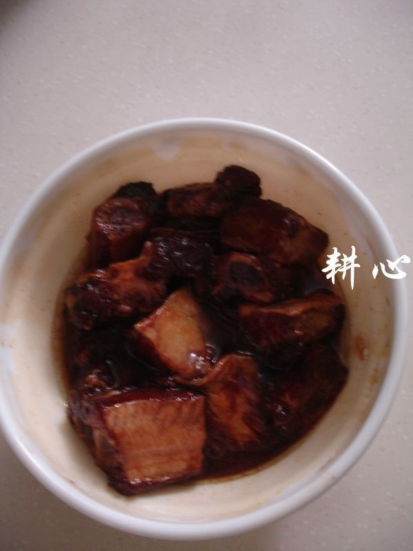 西芹蒸排骨,放入碗里，加入适量的<a style='color:red;display:inline-block;' href='/shicai/ 762'>老抽</a>、<a style='color:red;display:inline-block;' href='/shicai/ 788'>生抽</a>、砂糖、<a style='color:red;display:inline-block;' href='/shicai/ 813'>鸡粉</a>、生粉、<a style='color:red;display:inline-block;' href='/shicai/ 720'>胡椒粉</a>和清水拌匀，腌制1时间左右。