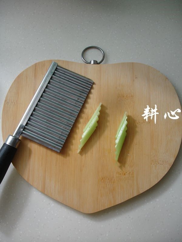 西芹蒸排骨,<a style='color:red;display:inline-block;' href='/shicai/ 143'>西芹</a>洗净,去老筋,切段。