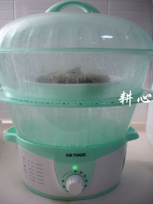 西芹蒸排骨,蒸锅通电,水滚,放入盘子,盖盖子。