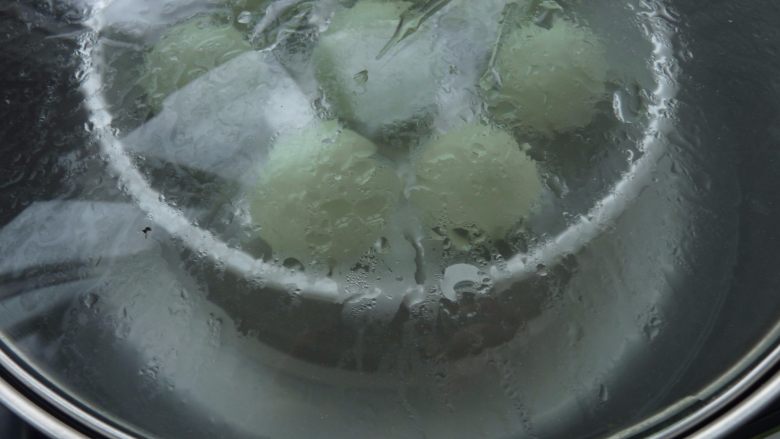 椰蓉山药青团,沸水入锅,碟子涂上山茶油,放上做好的团子,大火蒸10分钟即可