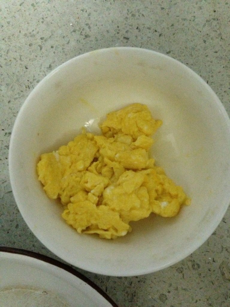 瘦肉鸡蛋炒河粉,2个<a style='color:red;display:inline-block;' href='/shicai/ 9'>鸡蛋</a>加盐、<a style='color:red;display:inline-block;' href='/shicai/ 894'>黄酒</a>搅匀，油热炒熟后盛出。