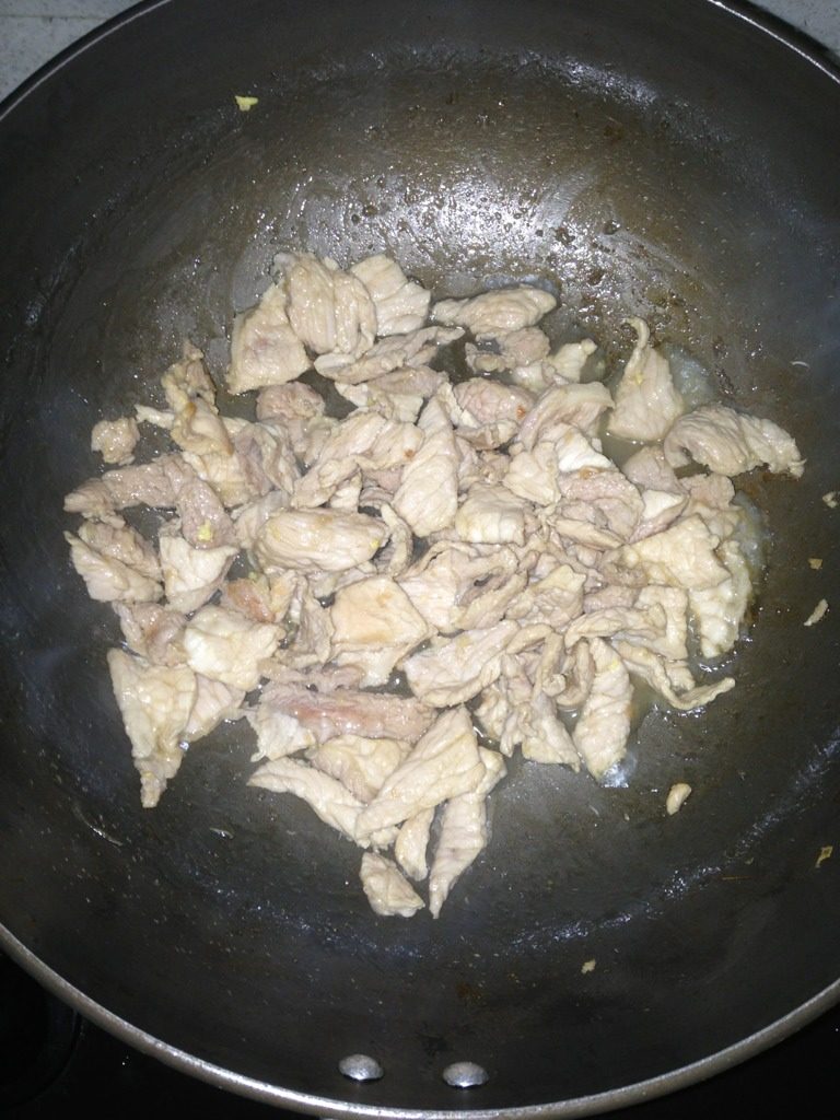 瘦肉鸡蛋炒河粉,<a style='color:red;display:inline-block;' href='/shicai/ 429'>瘦肉</a>切片，加生粉、盐、<a style='color:red;display:inline-block;' href='/shicai/ 788'>生抽</a>、<a style='color:red;display:inline-block;' href='/shicai/ 715'>白醋</a>拌匀，腌制5分钟，油热炒至出水。