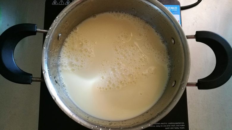 超嫩滑的豆腐花,零失败技能Get,过滤好的豆浆,放入锅中加热。(人千万不能离开,必须守着煮豆浆,不然容易溢出来,先大火煮,快要沸腾的时候转中小火开盖煮,中途搅拌一下。