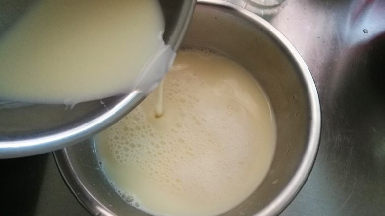 超嫩滑的豆腐花,零失败技能Get,把煮好的豆浆倒入另外一个容器中。