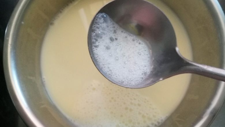 超嫩滑的豆腐花,零失败技能Get,把表面泡沫去掉。