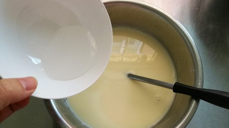 超嫩滑的豆腐花,零失败技能Get,豆浆大约在80-90度的时候,倒入内酯水,一般倒一边轻轻搅拌,搅拌几下就好了,不用过度搅拌。