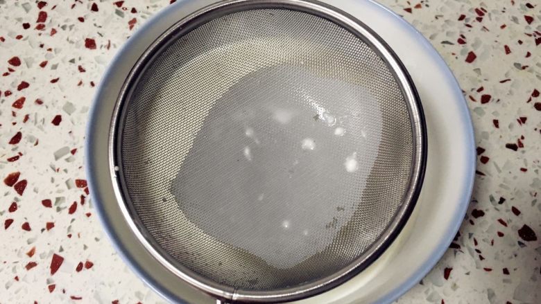 奶黄冰皮月饼,为了检查是否有没拌匀的颗粒,可以过一次筛,让冰皮更加细腻