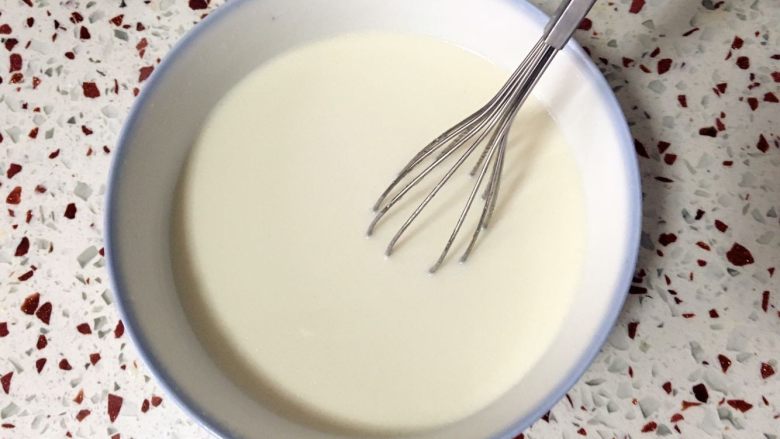 奶黄冰皮月饼,1-2分钟后,牛奶糊和油就合二为一了。