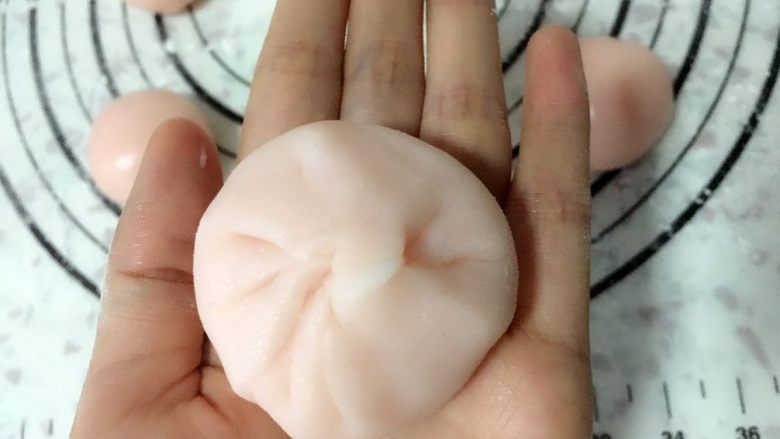 奶黄冰皮月饼,像包子一样的收口,再轻轻搓圆。