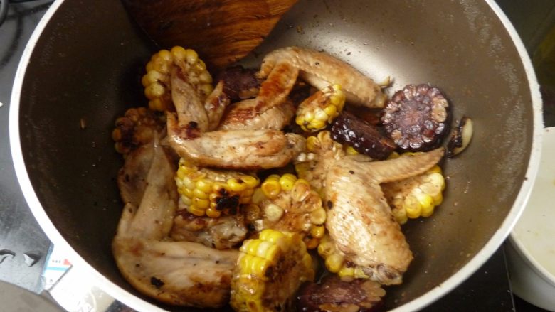 黑椒玉米烧鸡翅,小火烧40分钟左右,关火