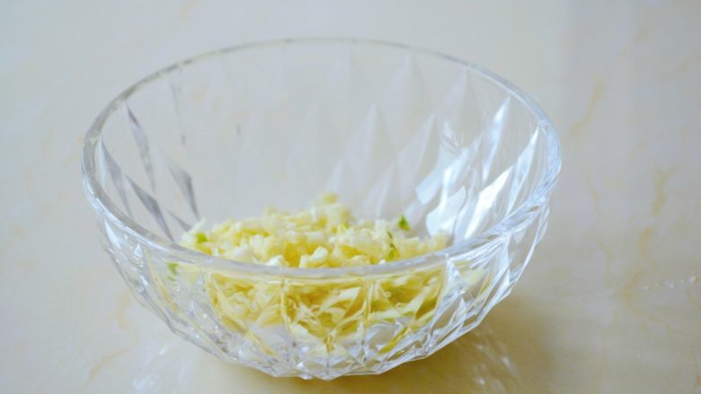 【金针菇拌葫芦丝】嫩滑清脆,爽口回甘~,汆烫蘑菇烧水的同时,把<a style='color:red;display:inline-block;' href='/shicai/ 2794'>大蒜</a>切成蒜末。