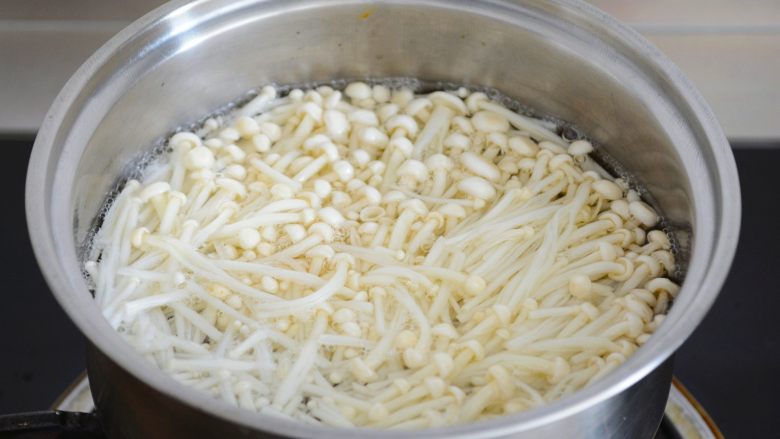 【金针菇拌葫芦丝】嫩滑清脆,爽口回甘~,放入金针菇汆烫。