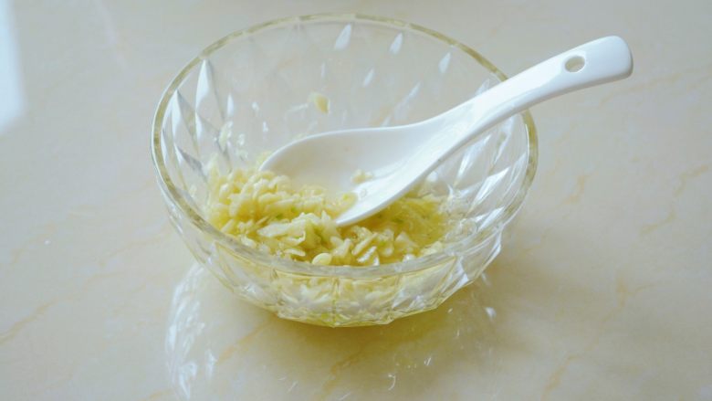 【金针菇拌葫芦丝】嫩滑清脆,爽口回甘~,倒入滚烫的热油,烫成熟蒜蓉.
当然也可炒成蒜蓉~