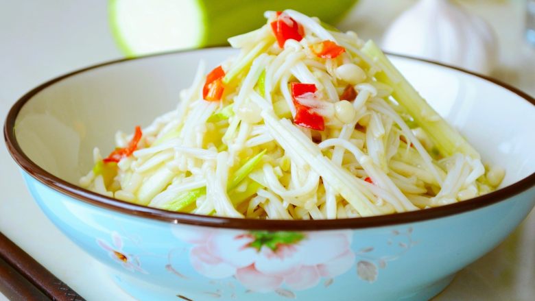【金针菇拌葫芦丝】嫩滑清脆,爽口回甘~,金针菇拌葫芦丝没放醋,糖也仅是一点点,为了提鲜。
是以蒜蓉味为主的咸鲜口凉拌菜~