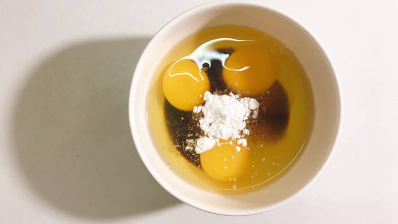 秋葵鸡蛋卷,加适量盐，生粉，生抽