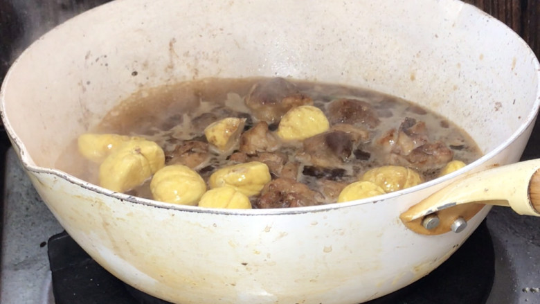 板栗焖鸡肉,加入适量热水,煮沸后放入板栗,转小火,盖上锅盖焖15分钟