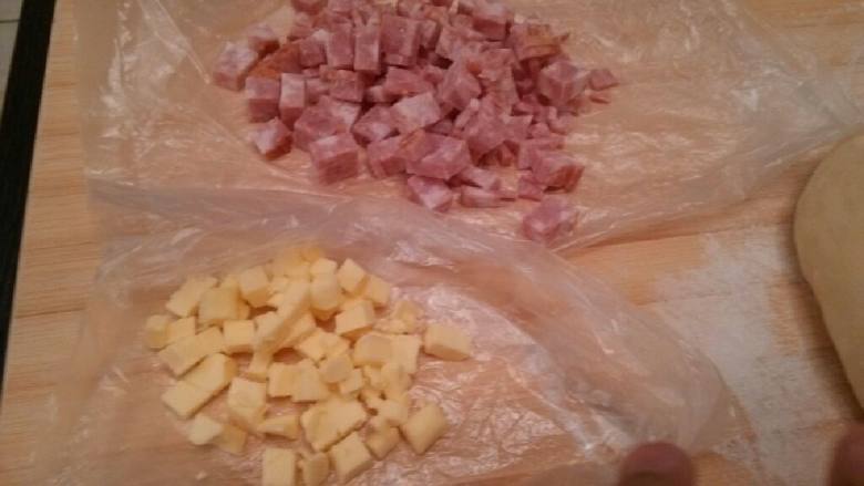 布里欧修培根包（KT）,<a style='color:red;display:inline-block;' href='/shicai/ 887'>黄油</a>切丁，<a style='color:red;display:inline-block;' href='/shicai/ 443'>培根</a>切丁，拌匀备用。