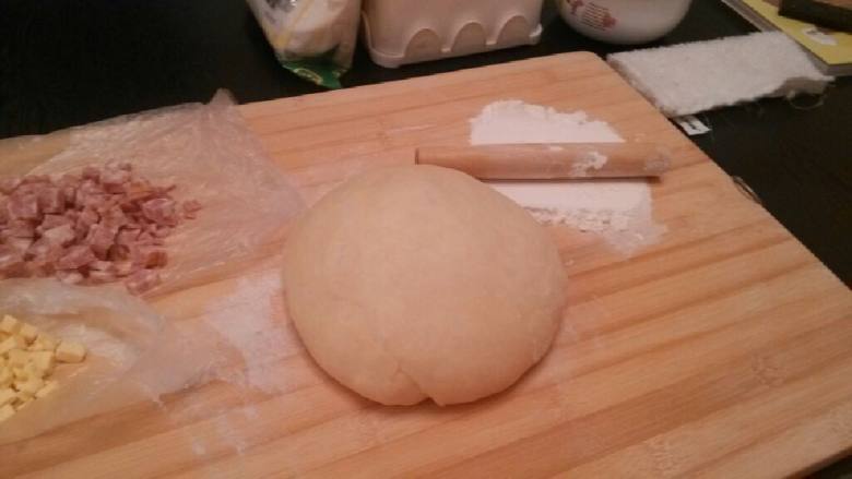 布里欧修培根包（KT）,依次将:蛋黄液，细白糖，盐，黄油80克，<a style='color:red;display:inline-block;' href='/shicai/ 550'>高筋面粉</a>，<a style='color:red;display:inline-block;' href='/shicai/ 731'>酵母</a>，放入面包机，选择发酵程序（90分）。