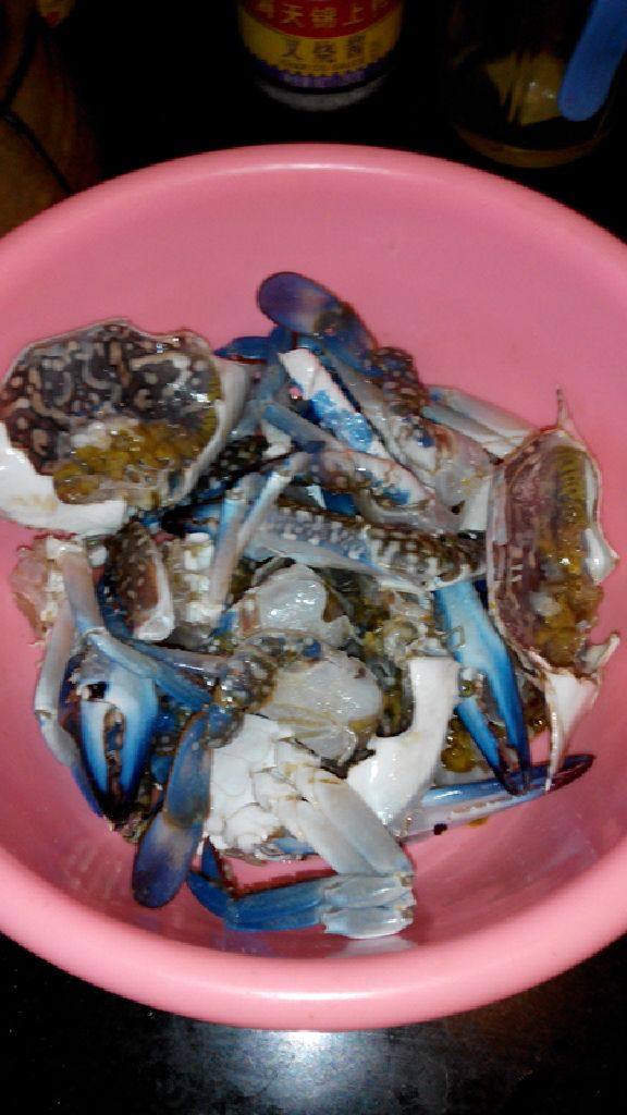 姜葱蟹,<a style='color:red;display:inline-block;' href='/shicai/ 4661'>花蟹</a>剁成四块，放少许盐腌五分钟