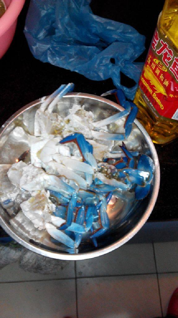 姜葱蟹,准备干面粉，花蟹口沾上面粉锁住<a style='color:red;display:inline-block;' href='/shicai/ 156925'>水</a>份。