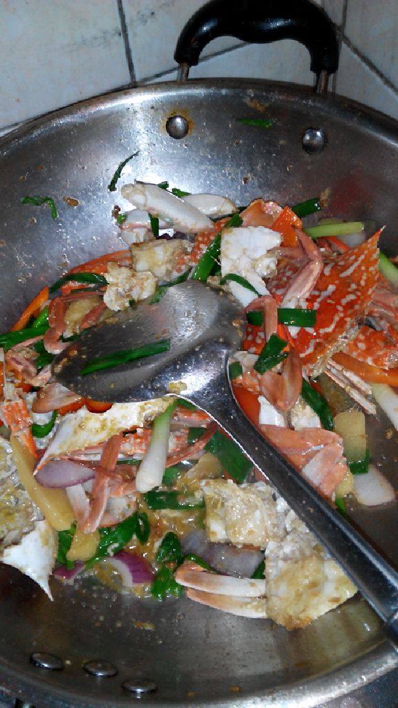 姜葱蟹,放一碗油，把花蟹倒进油锅，炸得金黄，捞起。再放<a style='color:red;display:inline-block;' href='/shicai/ 37'>姜</a><a style='color:red;display:inline-block;' href='/shicai/ 3250'>葱</a><a style='color:red;display:inline-block;' href='/shicai/ 86663'>红辣椒</a>爆炒一下，再把炸好的花蟹倒锅里，放料酒，勾上芡粉，一边淋一边快速炒至收汁，关火