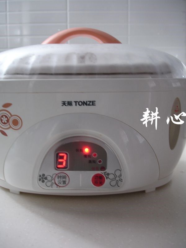 党参黄芪乌鸡汤,盖锅盖,通电,选择【快炖】功能键,时间设置为3小时。